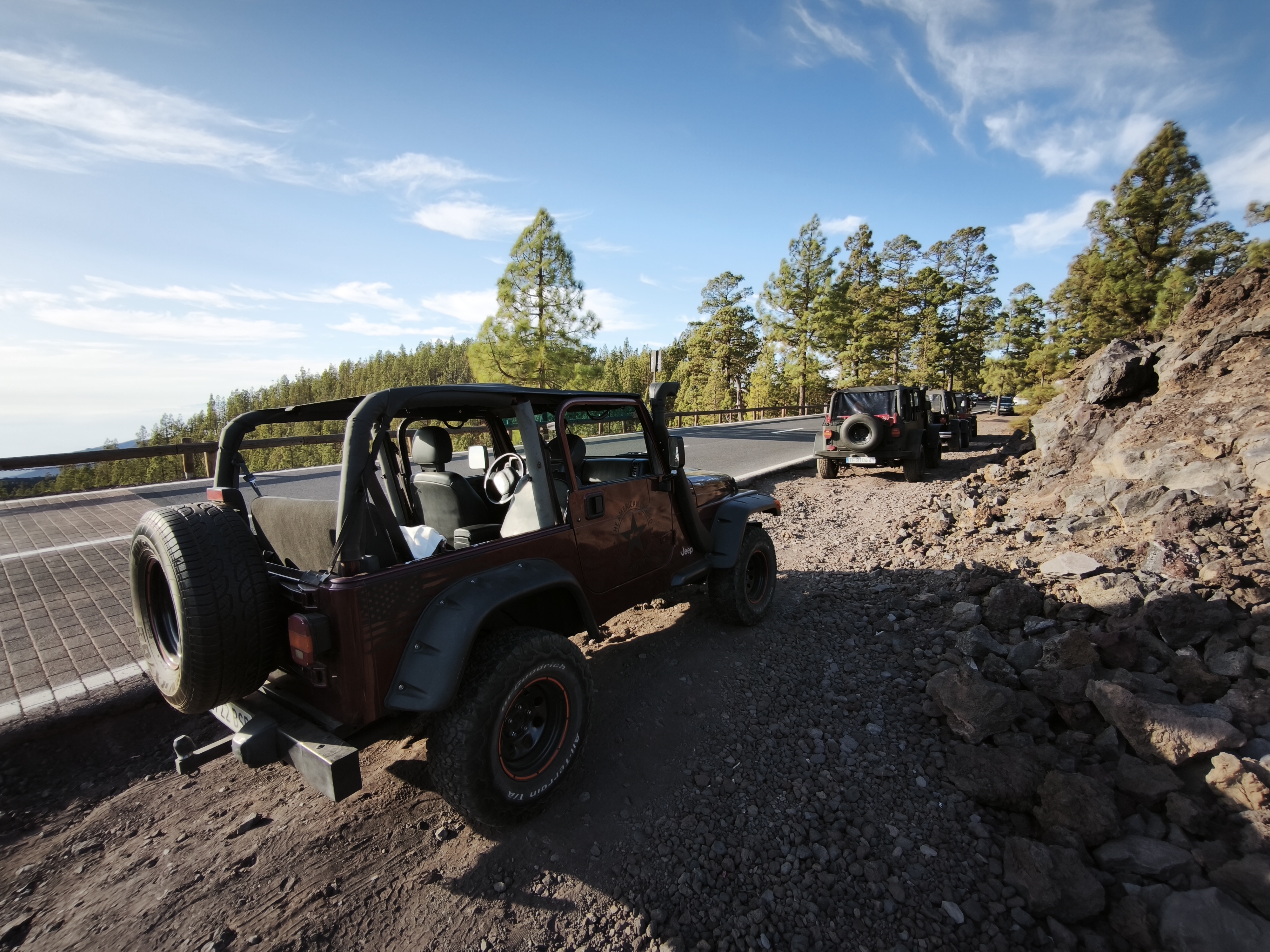 Jeep Wrangler de Soul Jeep en la ruta al Teide al atardecer